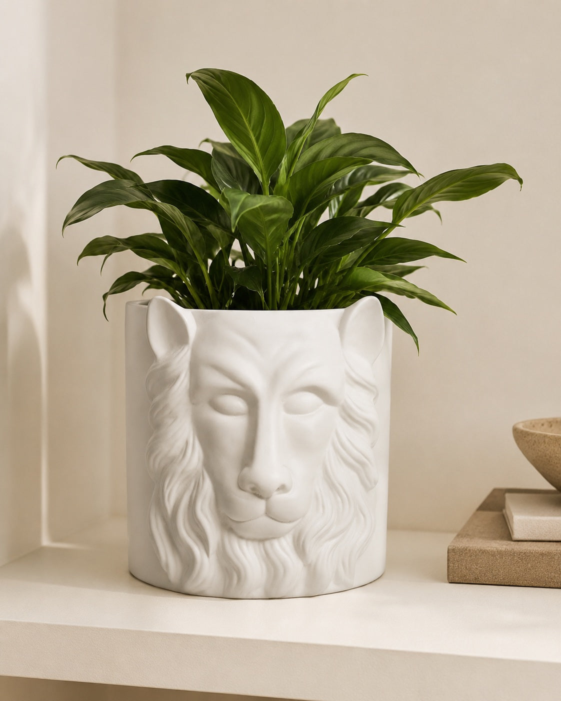Feleo white ceramic lion head flowerpot with green plant