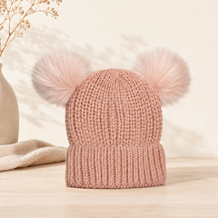 Roze kindermuts met dubbele faux fur pompons