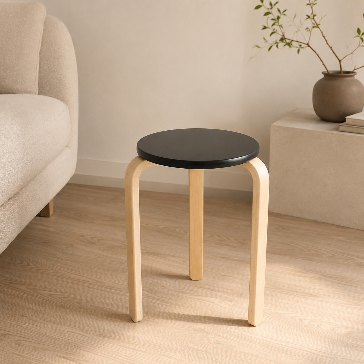 Moddy zwart rond kruk met licht houten poten