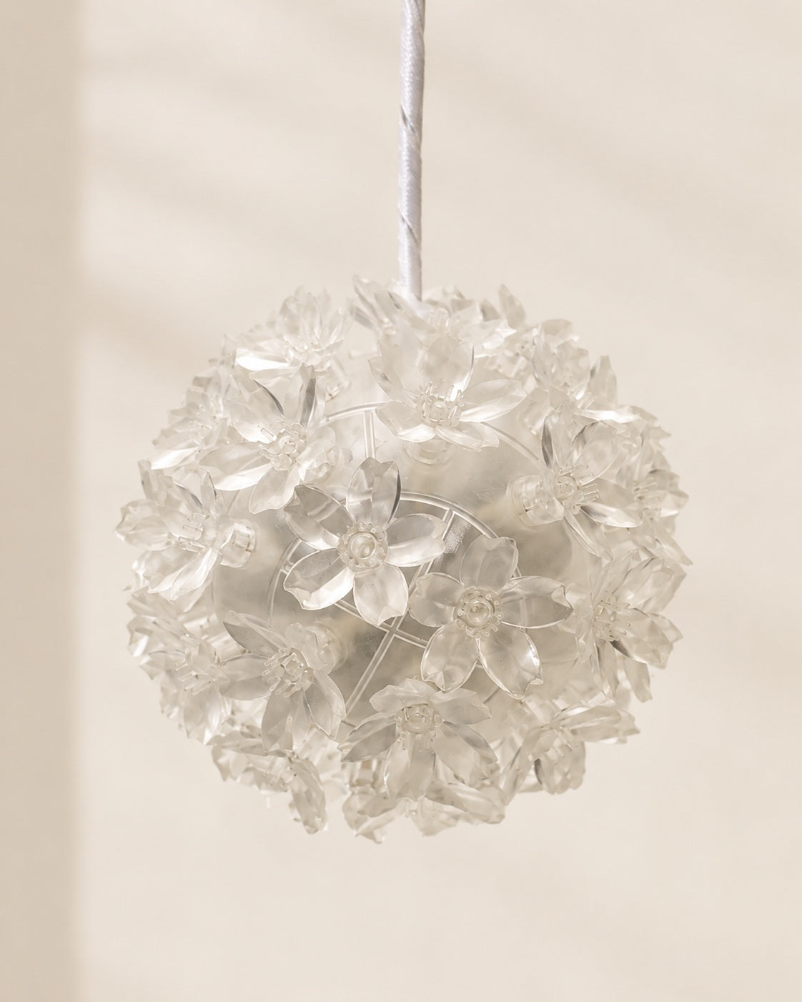 Compact bloem vorm hangend lamp met wit cord