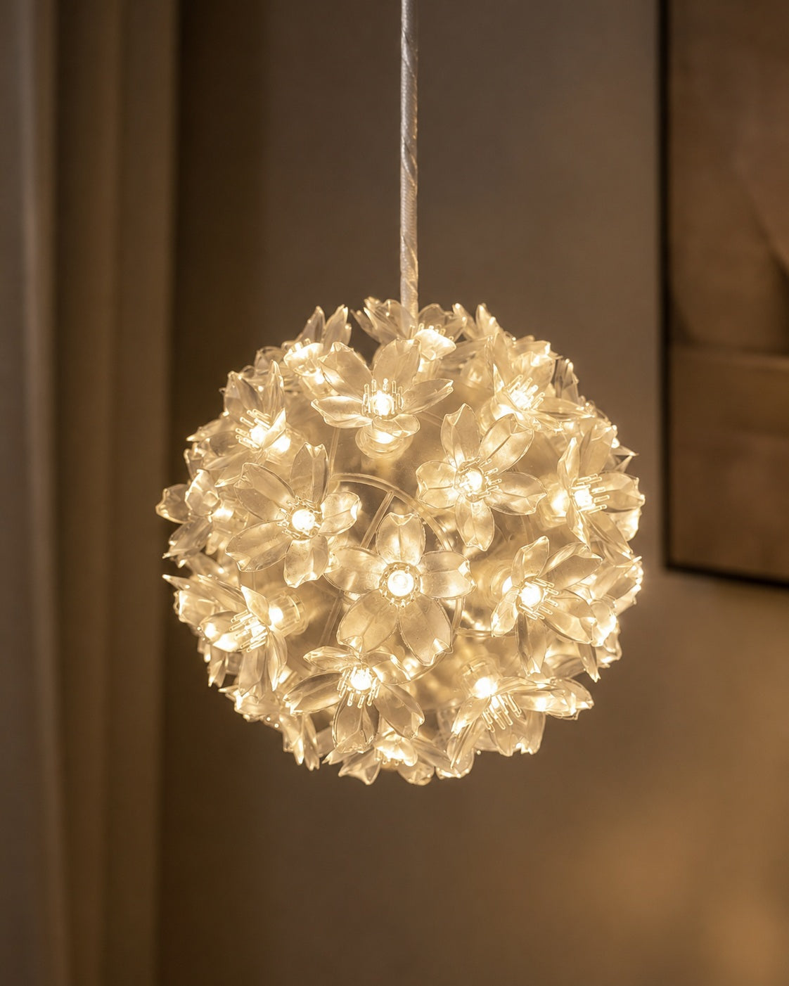 Wit floral LED hanglamp met warm licht