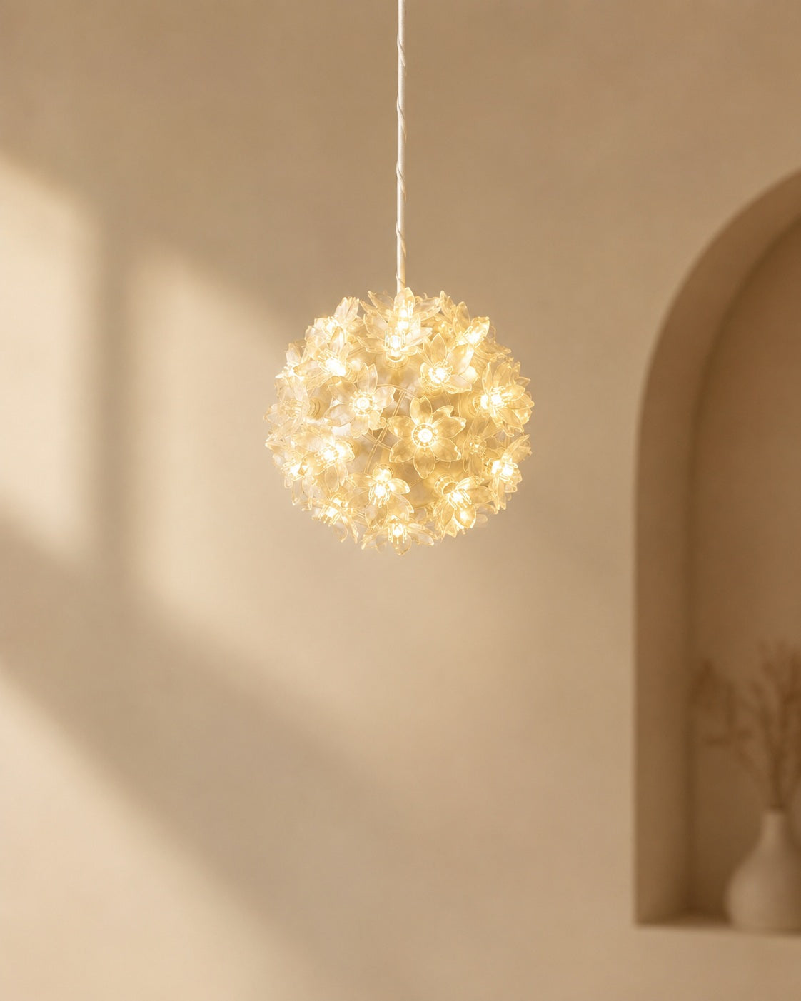 Warm wit floral pendant licht met plastic bloemen