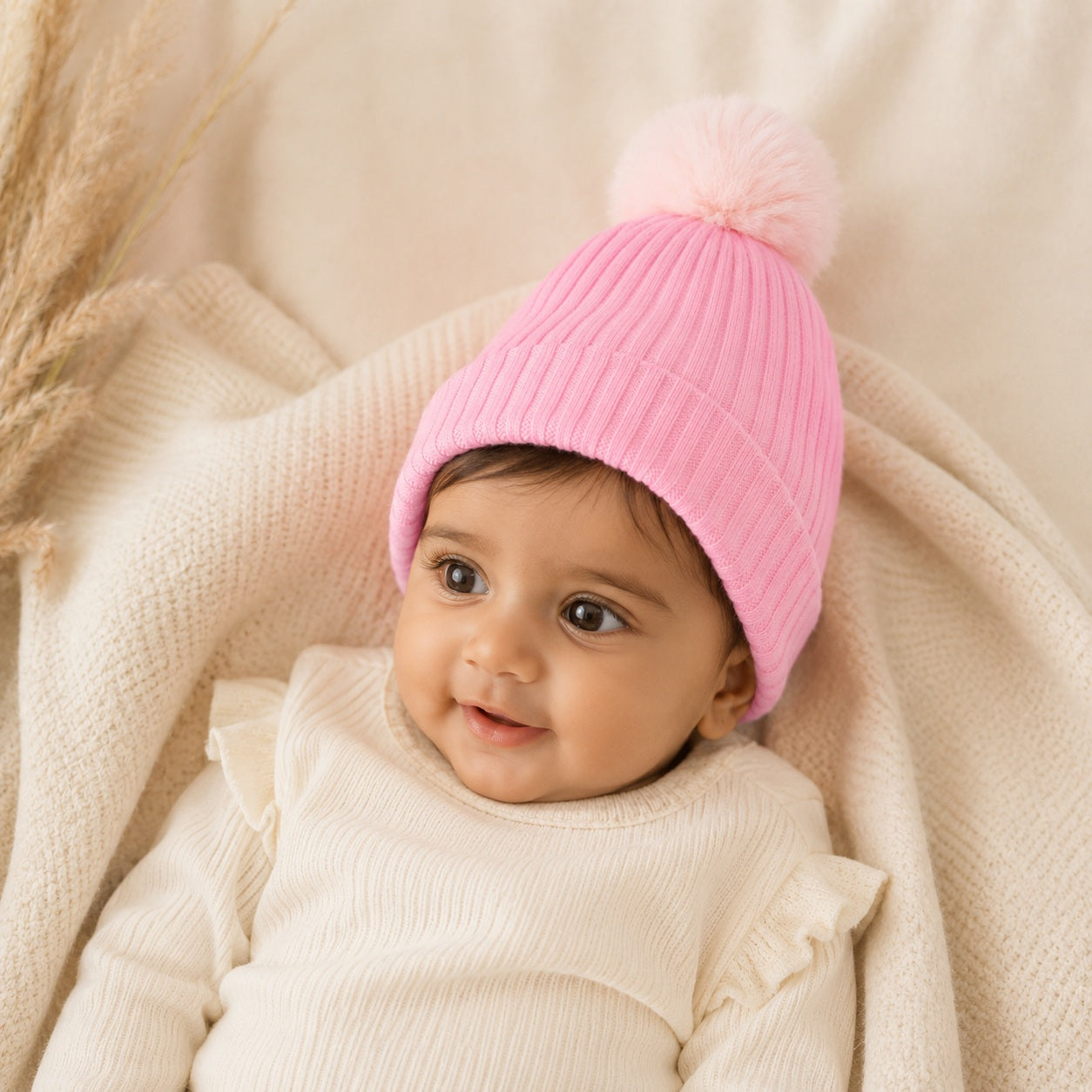 Roze baby wintermuts met faux fur pompon