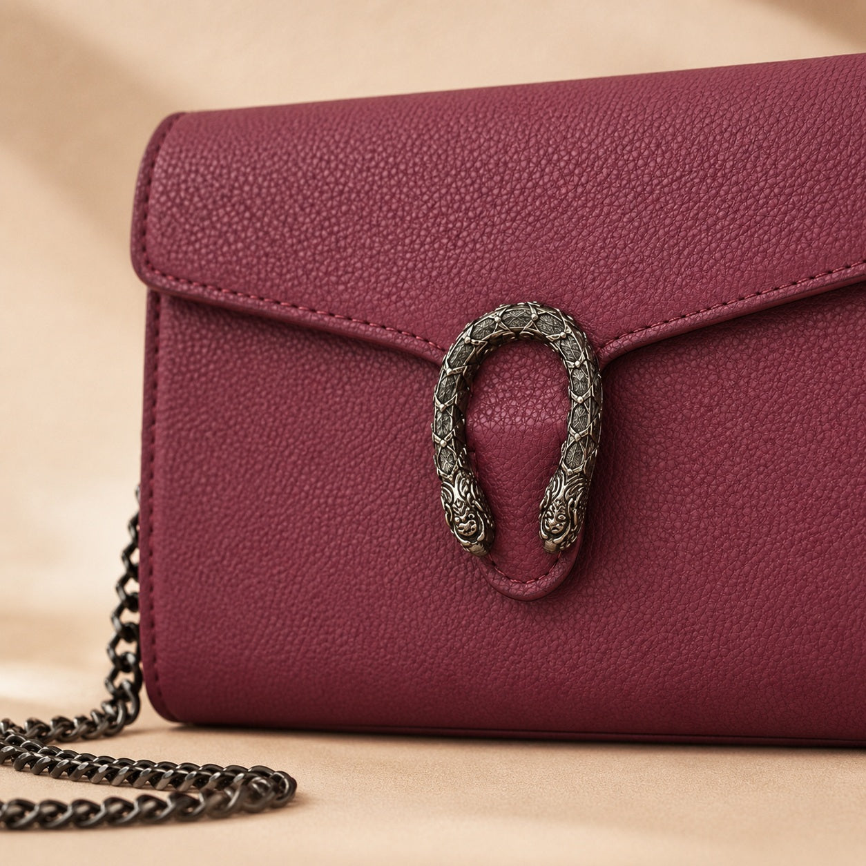 Compact wine berry shoulder bag with black metal chain strap