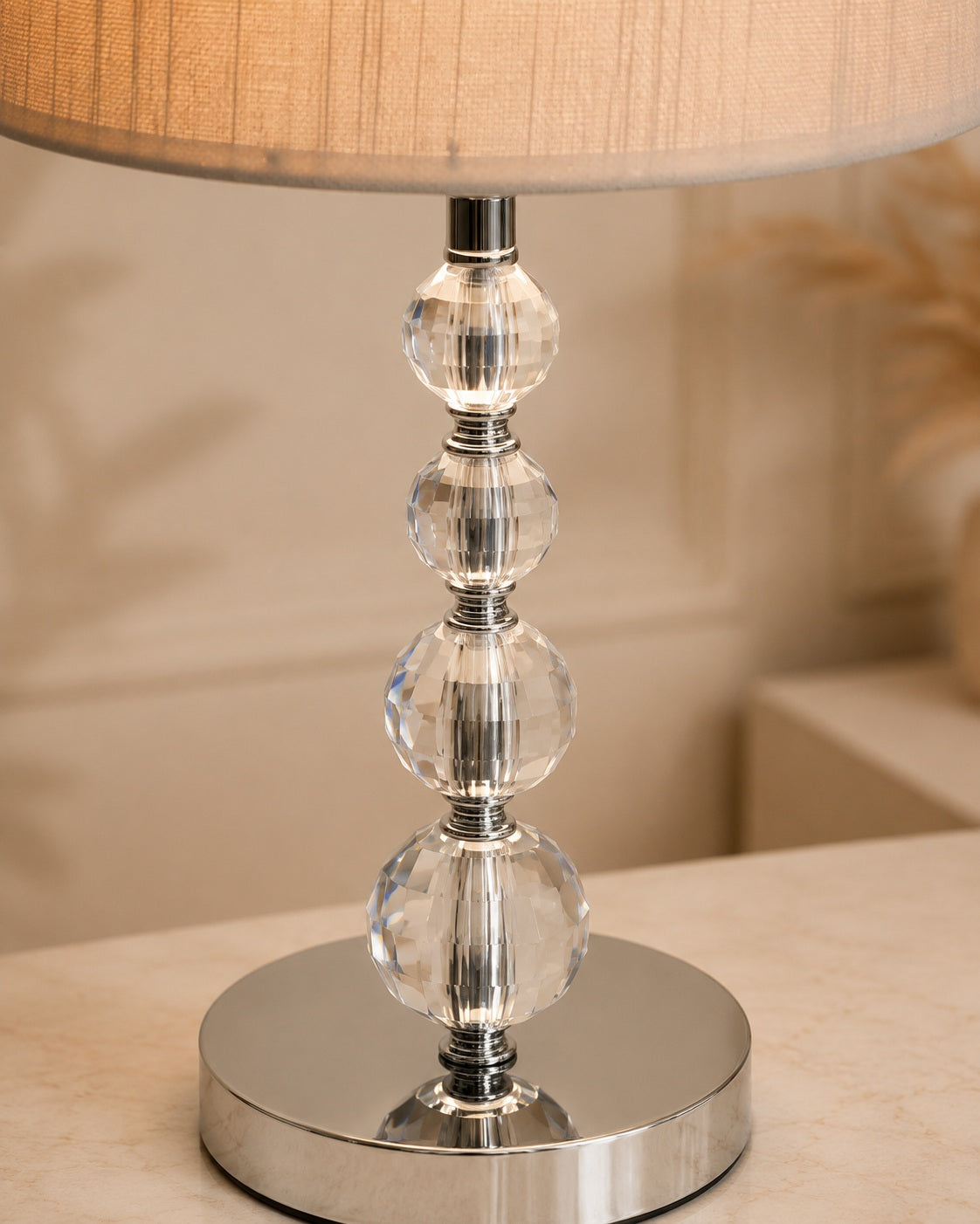 Compact E14 lamp base with crystal glass details
