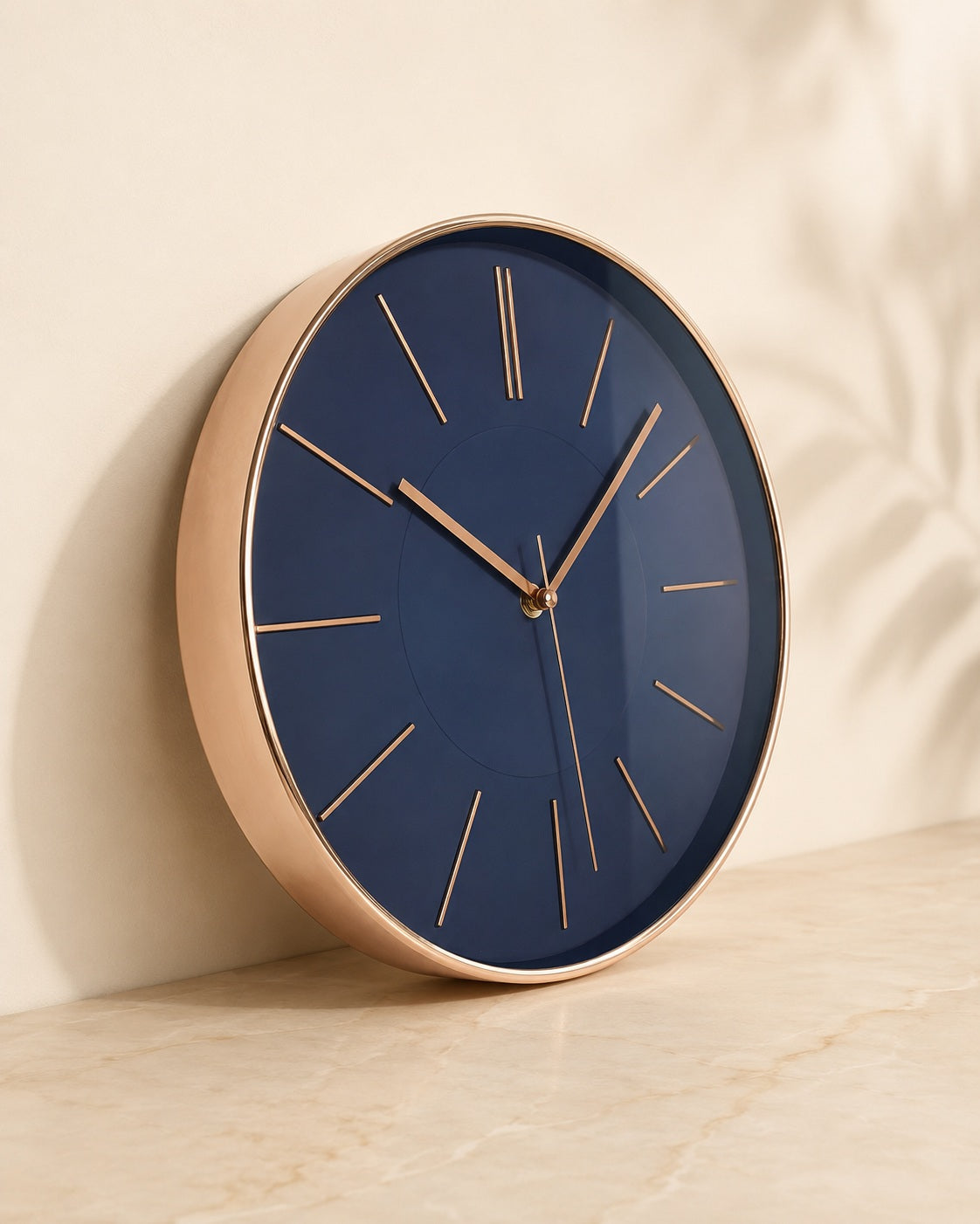 Modern rond wandklok navy blauw glanzend koper