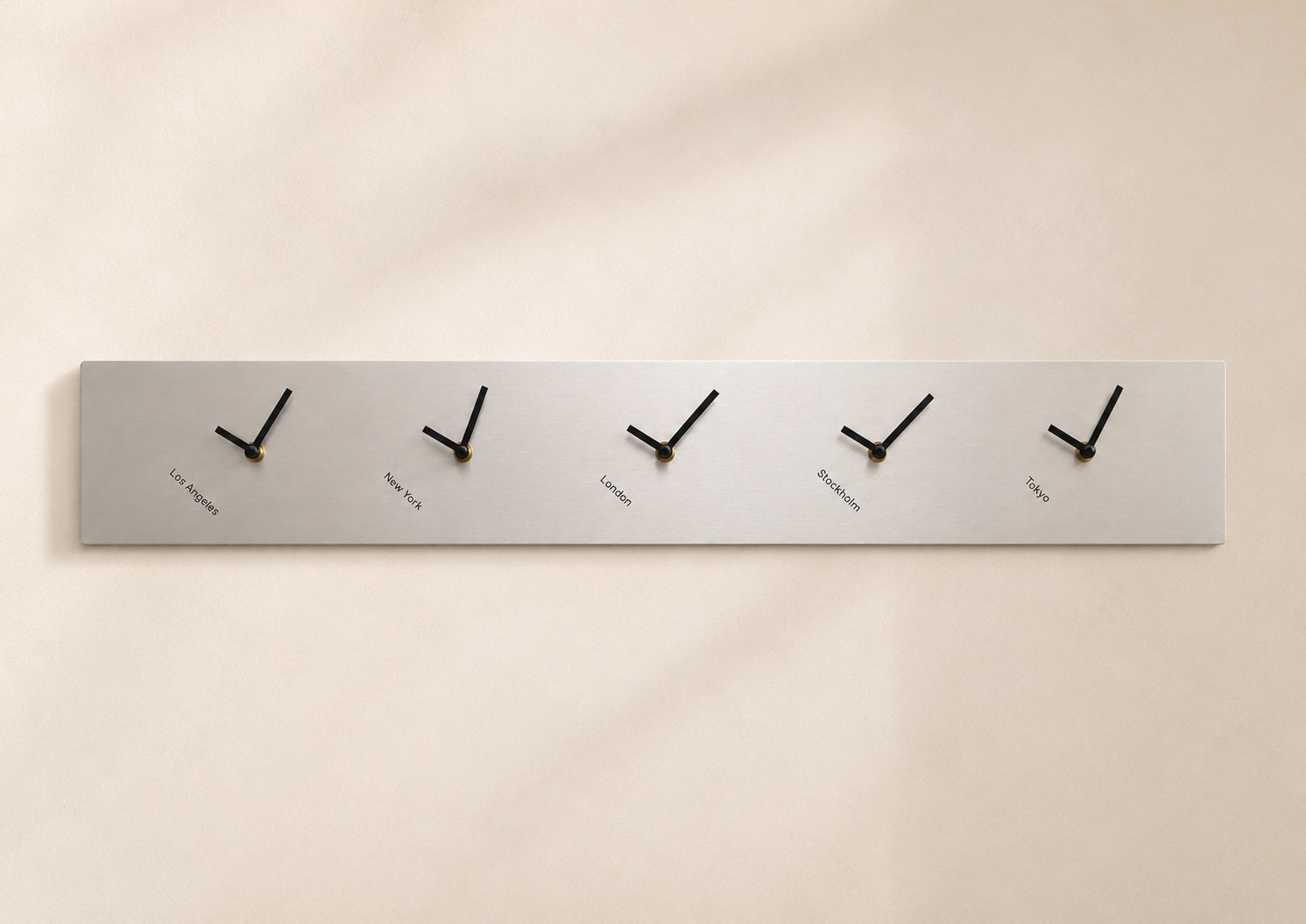 Domizio 80 cm wall clock with black hands and silver metal panel