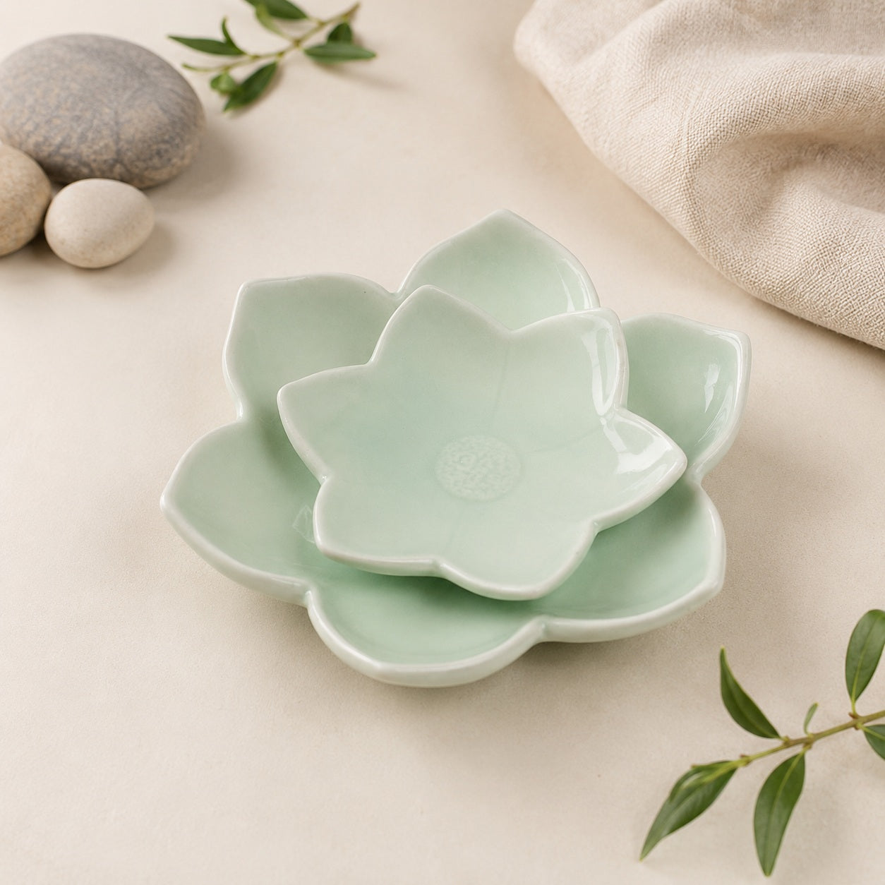 Green lotus style tealight holder for cosy lighting