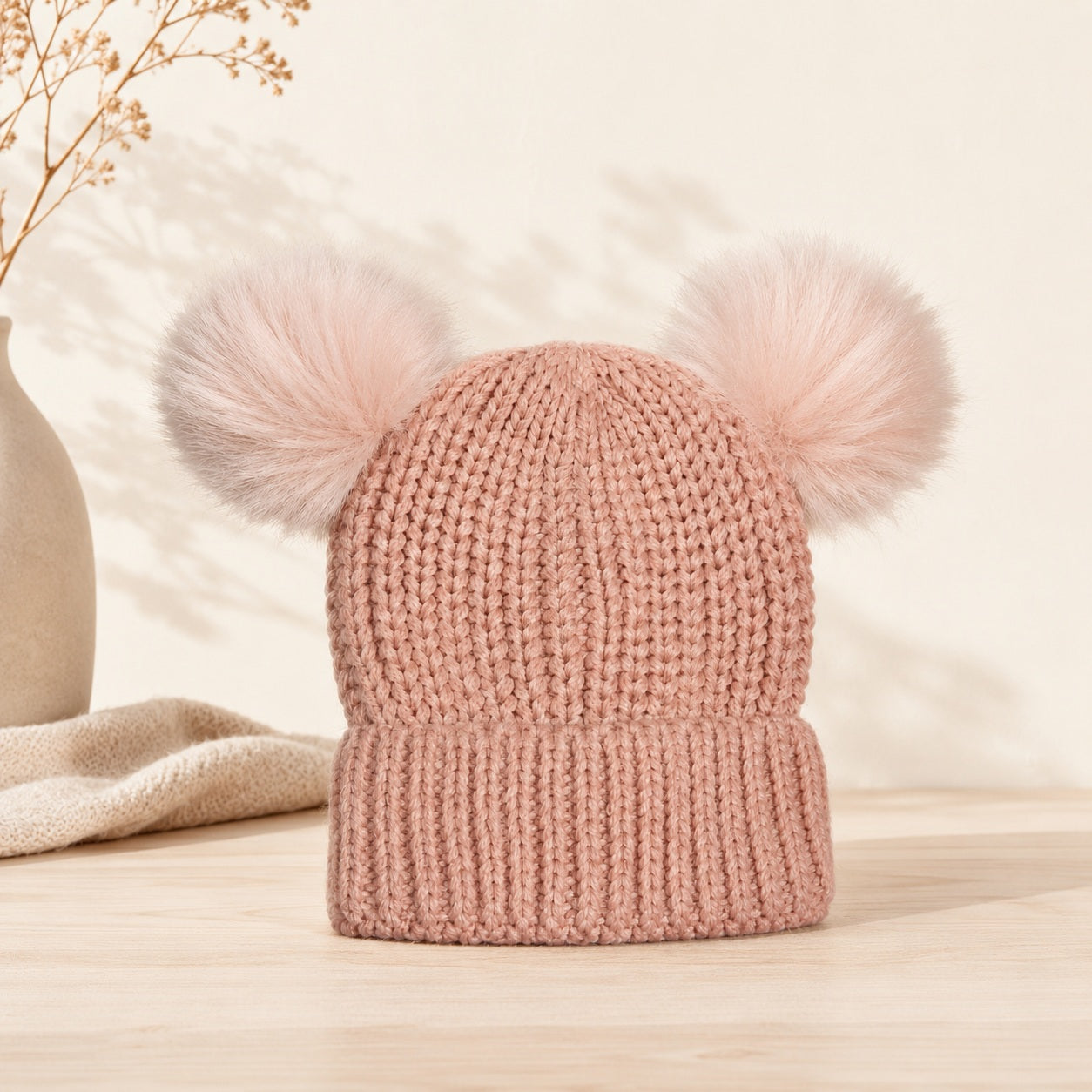 Roze kindermuts met dubbele faux fur pompons
