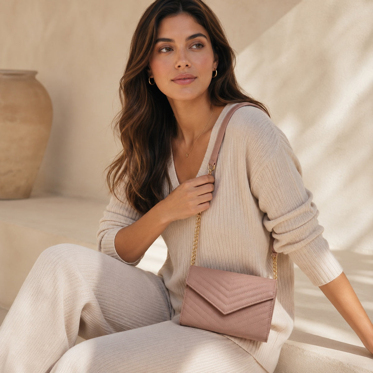 Matila pink leather crossbody bag with gold chain strap