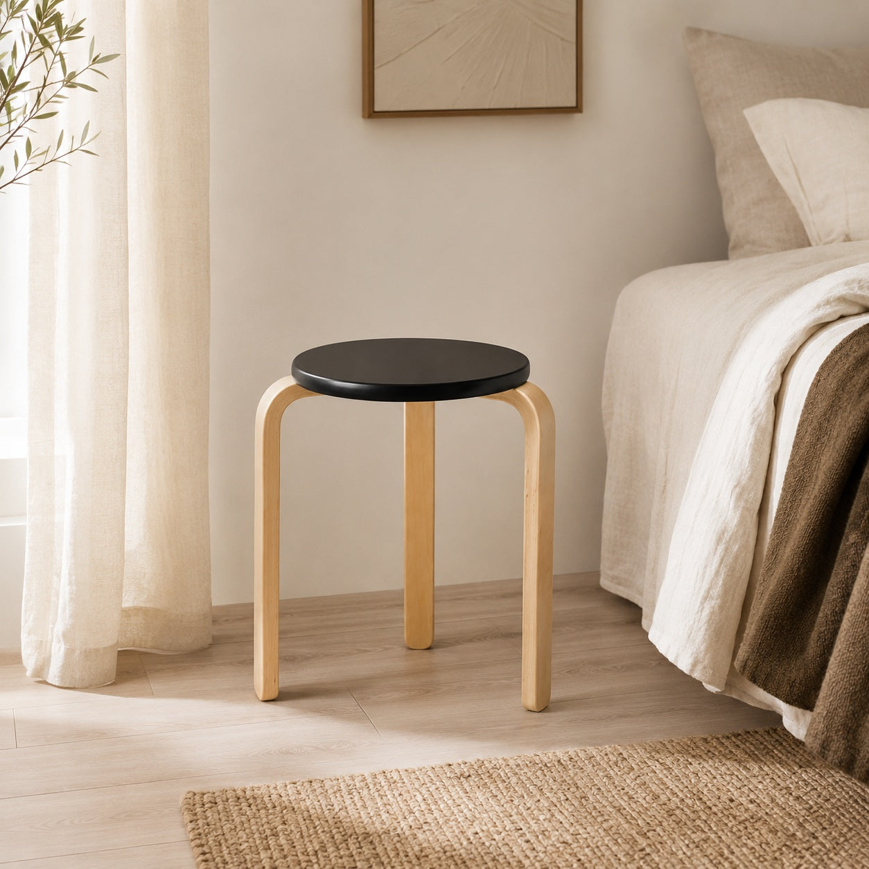 Compact Scandinavisch kruk met zwart zitting hout poten