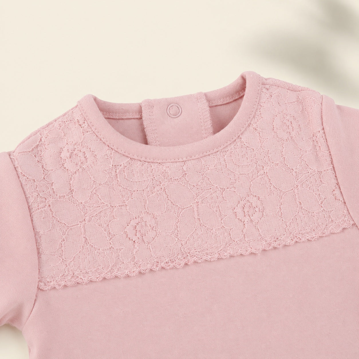 Roze lange mouwen baby romper met snap buttons lace front