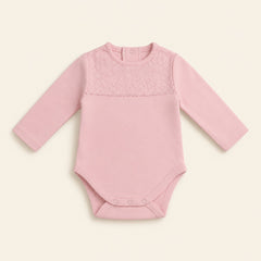 Back view of roze baby romper met lange mouwen snap buttons