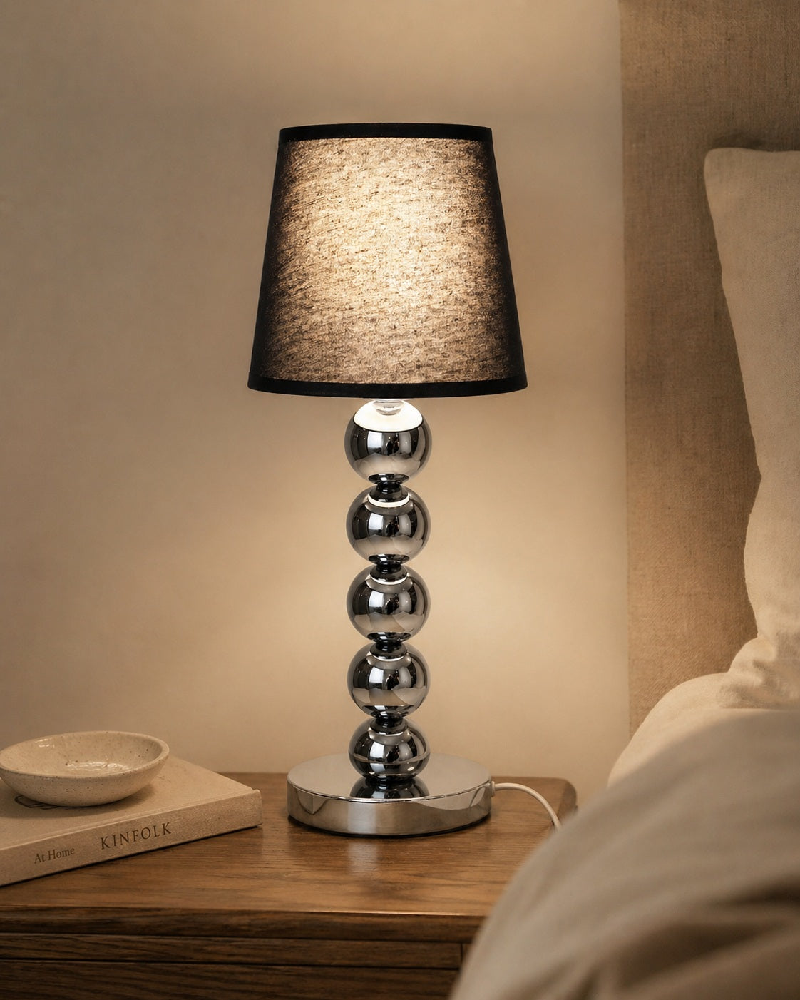 Zilver metaal tafellamp voet modern interior stijl