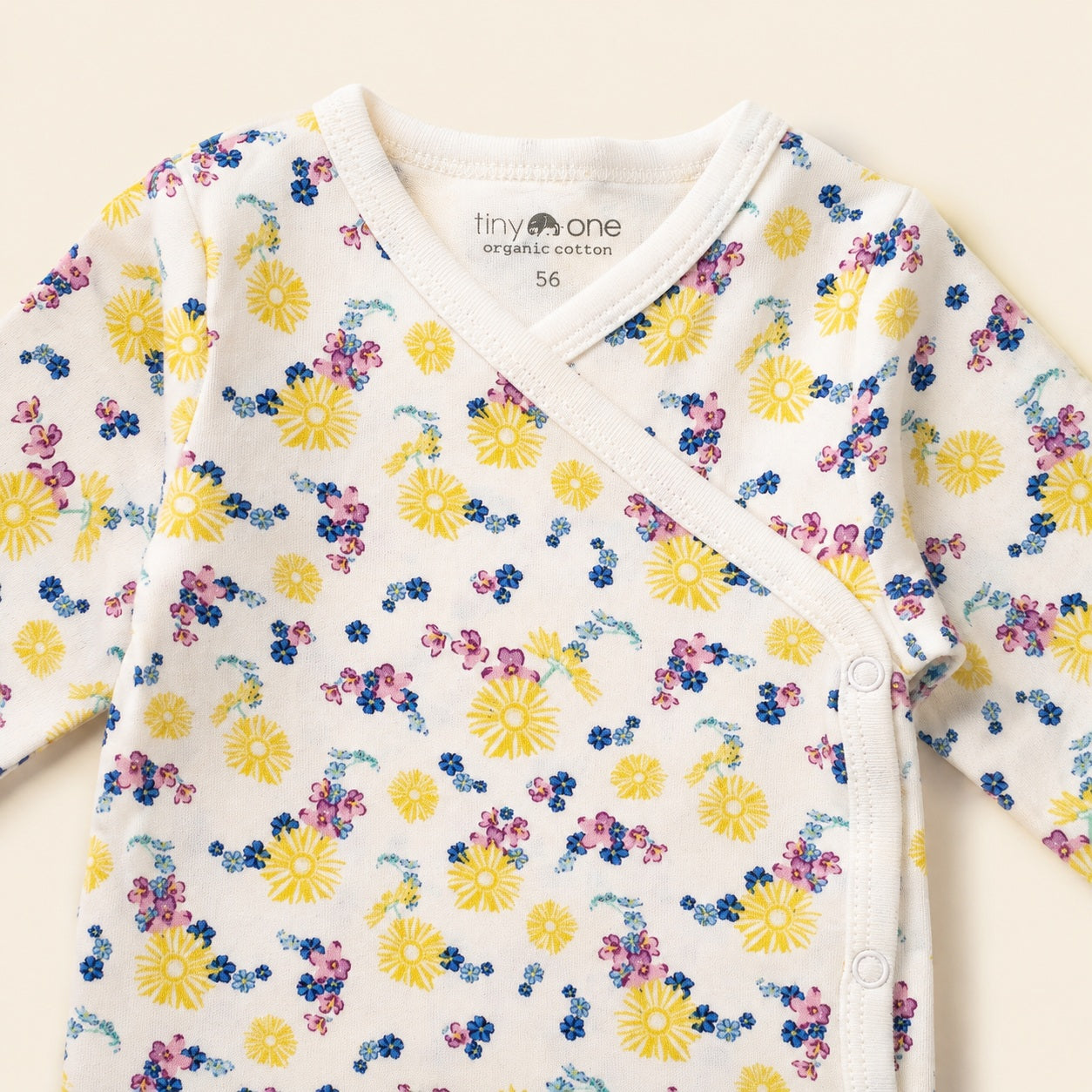 Wit baby romper met geel roze blauw bloemen