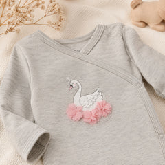 Grijs baby romper met zwaan print roze bloem details